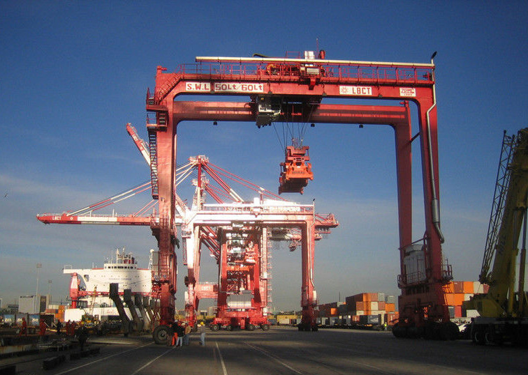 国际贸易形势严峻 港航运货物吞吐量跌